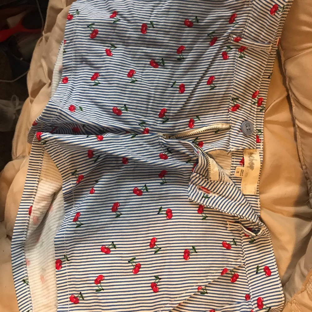 Cherry low rise shorts - Picture 5 of 6